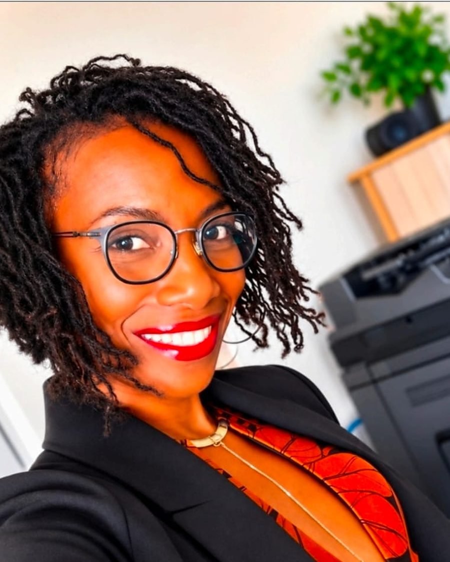Gwladys Monrose dans son bureau, assistante administrative en Martinique